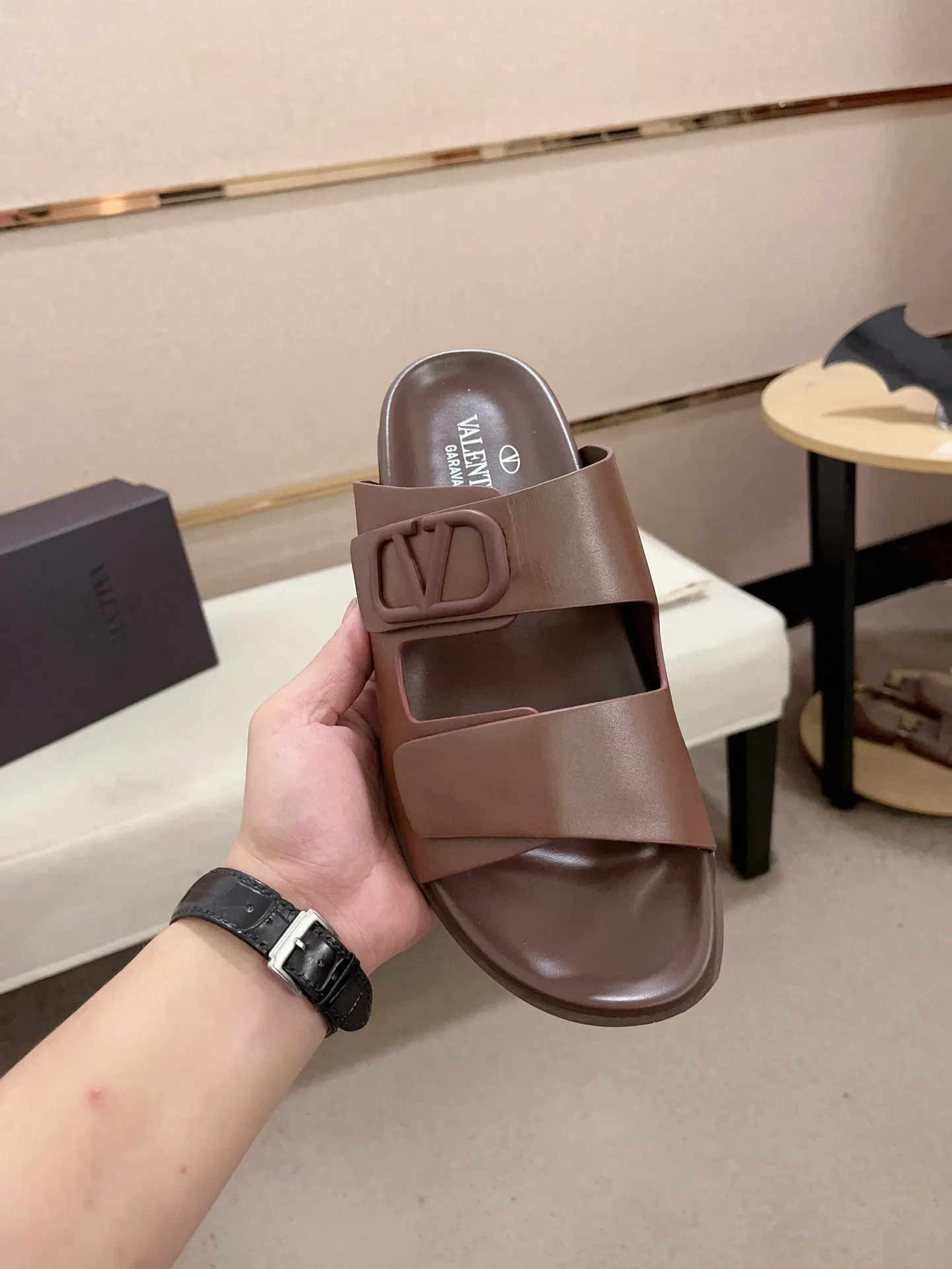 Men's shoes💰: 440💰[Valentino] New men's boutique slippers, counter quality, classic plaid, the actual workmanship is quite complex🔰The uppers are made of imported fabrics➕🐑Sheepskin lining, which tests the craftsman's craftsmanship➕original PU outsole. Size: 38-44 (45 can be customized, non-refundable)